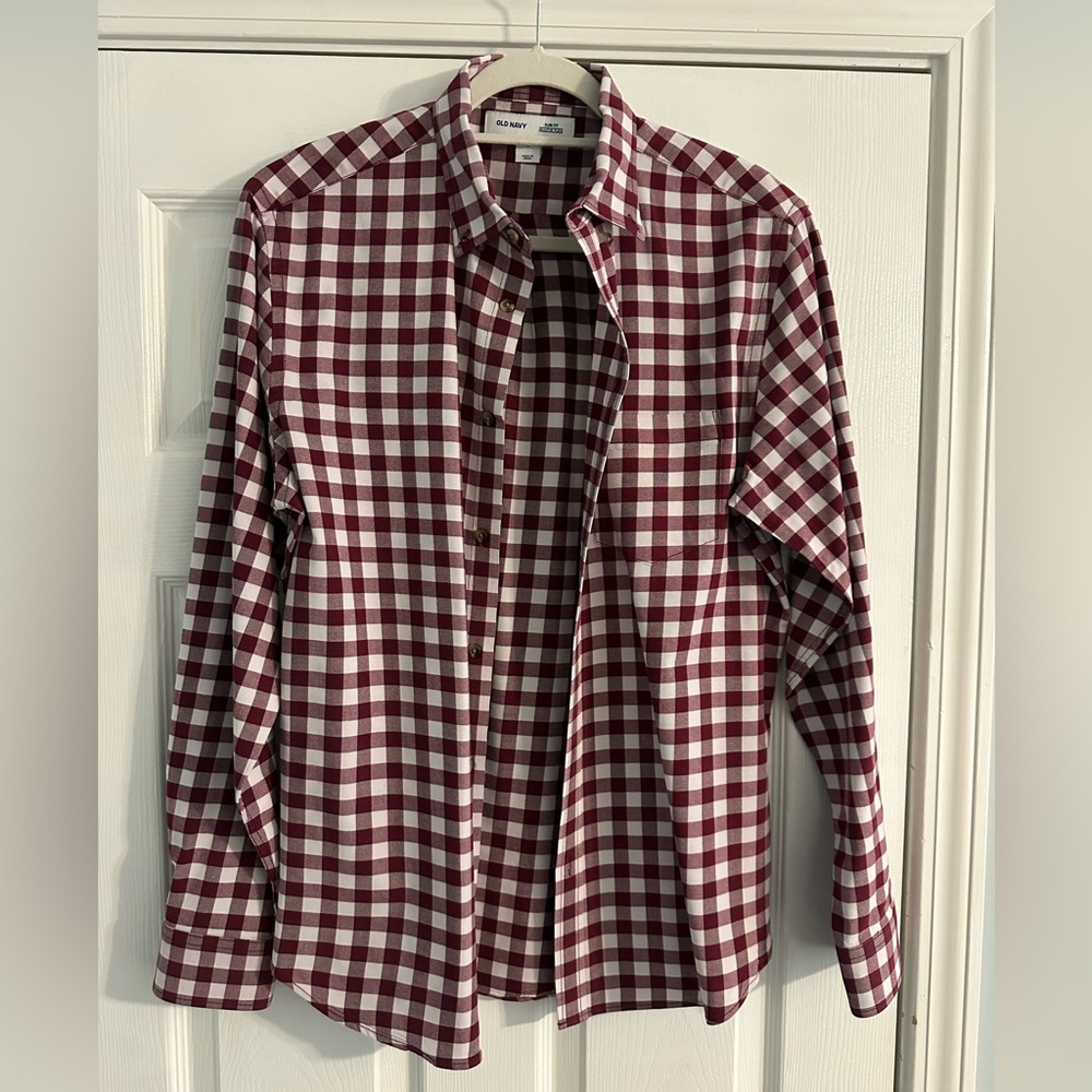 Men’s Old Navy red and white plaid button up Slim fit Size: M